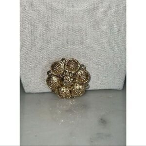 Vintage Sarah Coventry brooch gold tone floral pendant EUC 1.5” x 1.5”